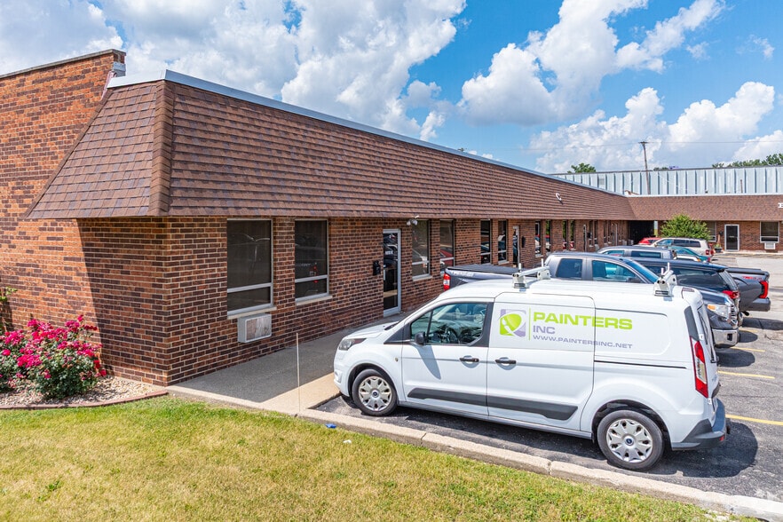 Primary Photo Of 920 Ridge Ave N, Lombard Light Manufacturing For Lease