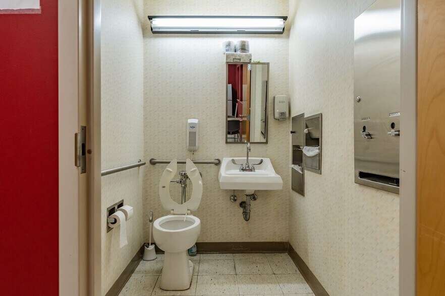 More Photos Of 6500 Preston Hwy, Louisville Medical For Lease