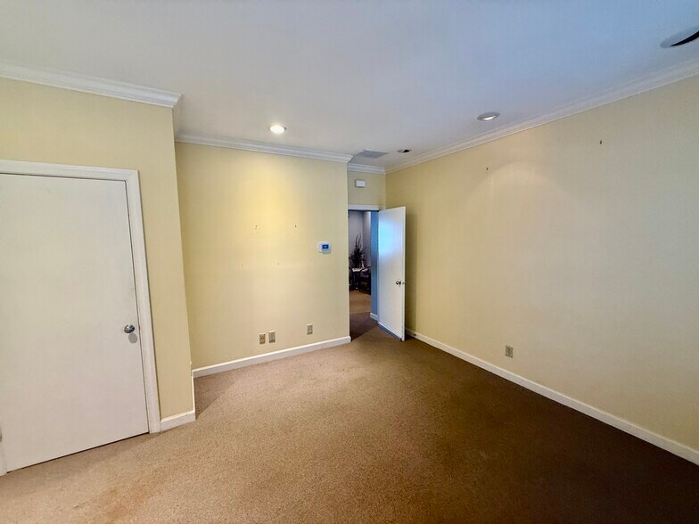 More Photos Of 25 Lenox Pt NE, Atlanta Office For Sale