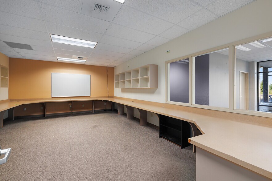 More Photos Of 81 Tower Blvd, Elma Office For Lease