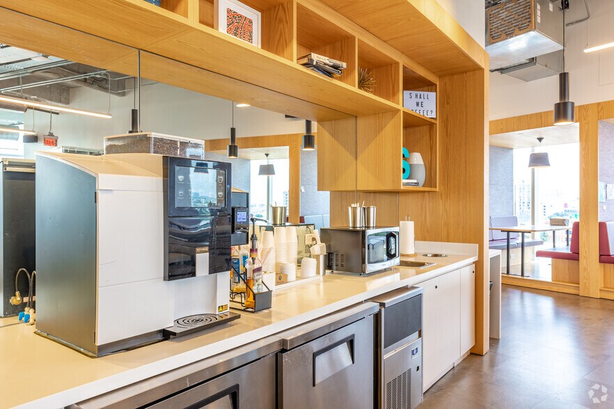 More Photos Of 2550 Pacific Ave, Dallas Unknown For Lease