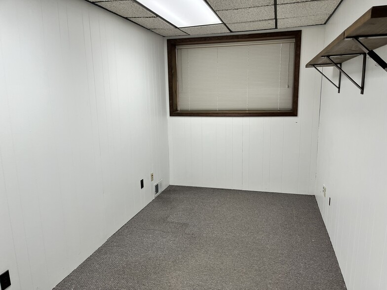 More Photos Of 401 Kent Ct, Midland Flex For Sale