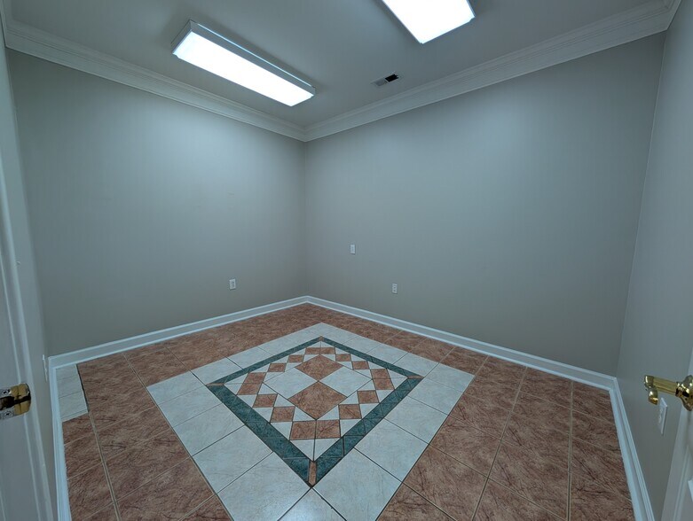 More Photos Of 6511 Creedmoor Rd, Raleigh Office For Lease