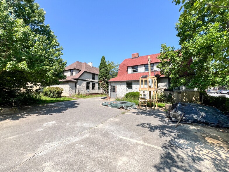 More Photos Of 1 Swan St, Asheville Freestanding For Sale