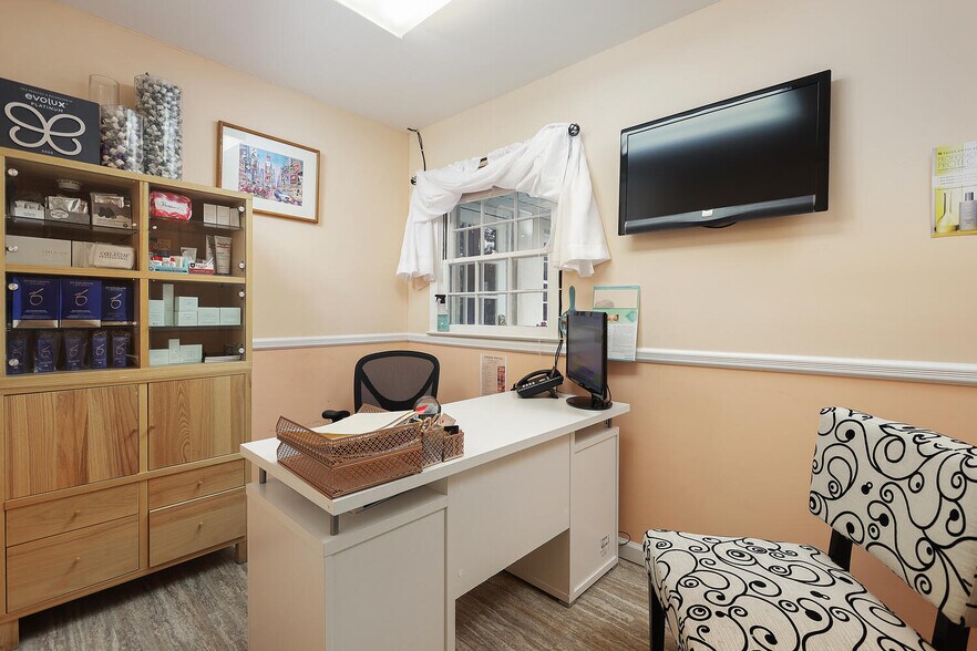 More Photos Of 676 Amboy Ave, Woodbridge Medical For Sale