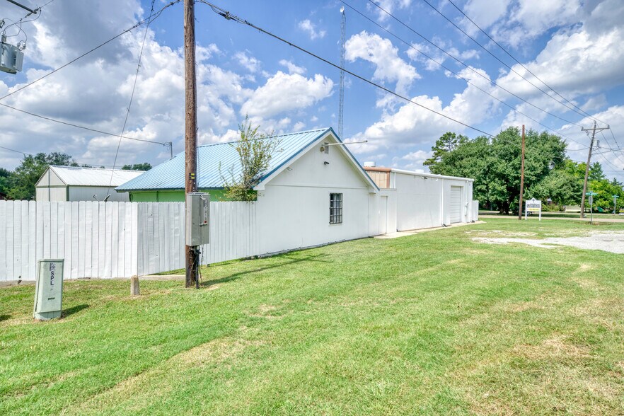 More Photos Of 212 S Tammye Ln, Madisonville Office For Sale