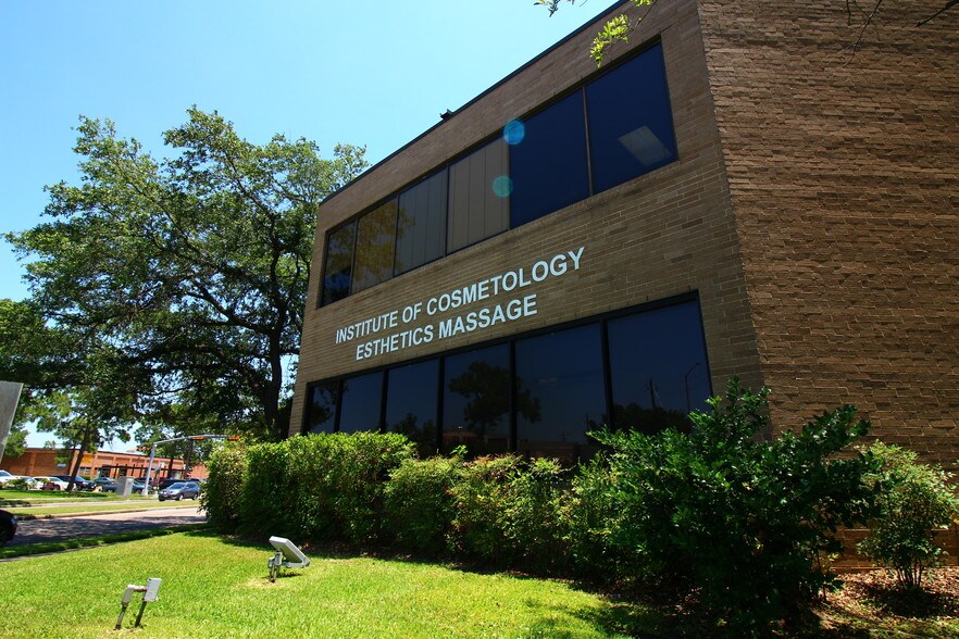 More Photos Of 7011 Harwin Dr, Houston Office For Sale