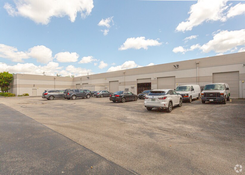 More Photos Of 4808-4848 SW 72nd Ave, Miami Showroom For Lease