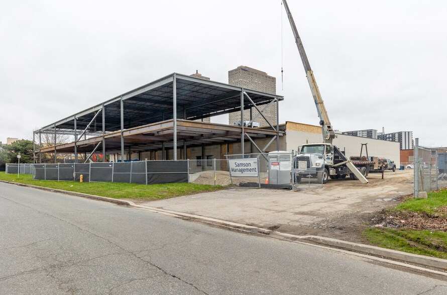 Primary Photo Of 100 Thorncliffe Park Dr, Toronto Supermarket For Lease