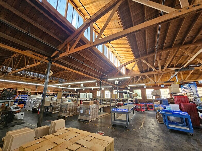 More Photos Of 2417 E 24th St, Los Angeles Warehouse For Lease