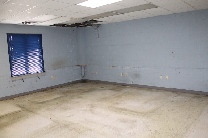 More Photos Of 121 Industrial Dr, Dekalb Manufacturing For Sale