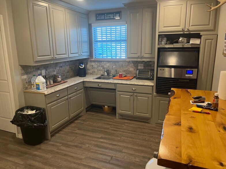 More Photos Of 6086 E State Highway 21, Bryan Warehouse For Sale