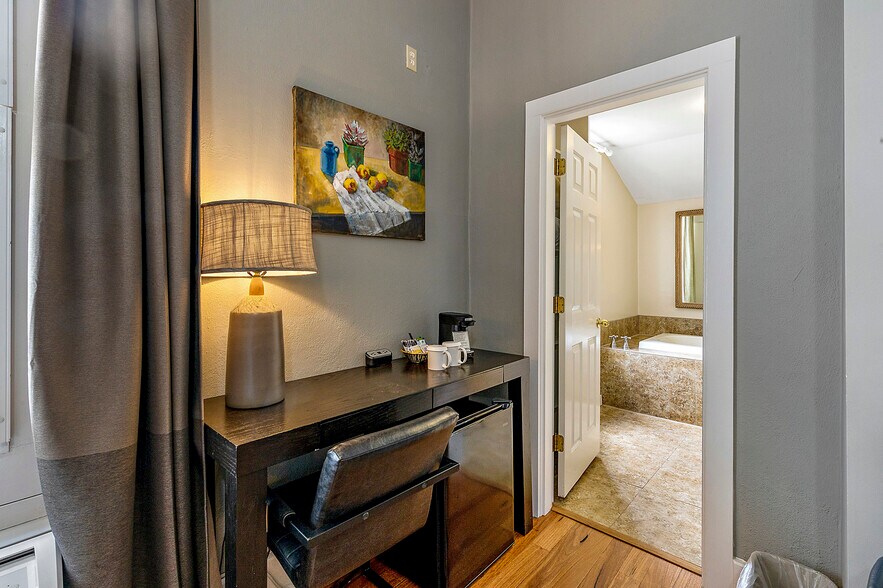 More Photos Of 240 E California St, Jacksonville Hotel For Sale
