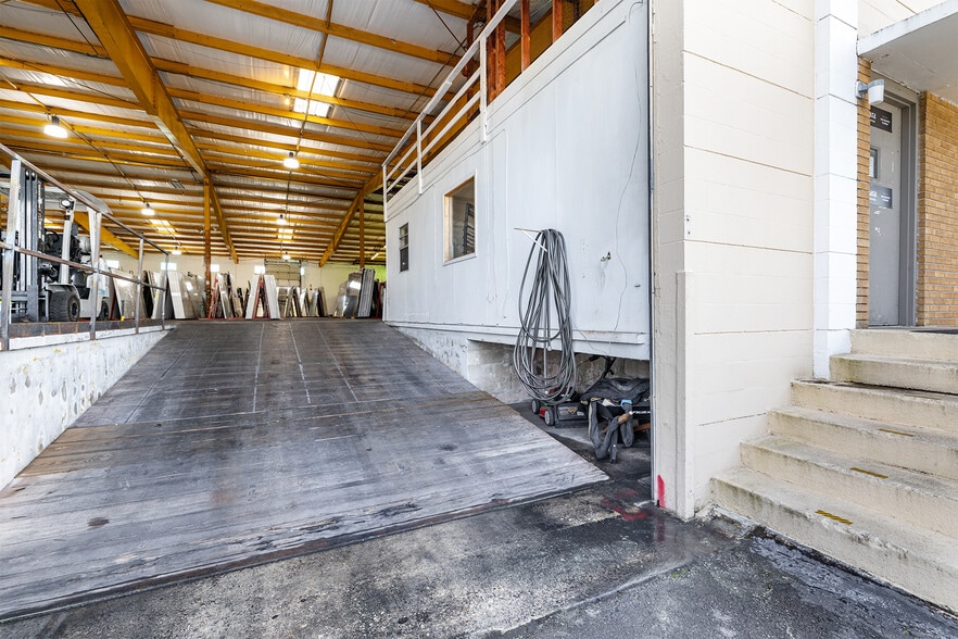 More Photos Of 6625 Anderson Rd, Tampa Warehouse For Lease