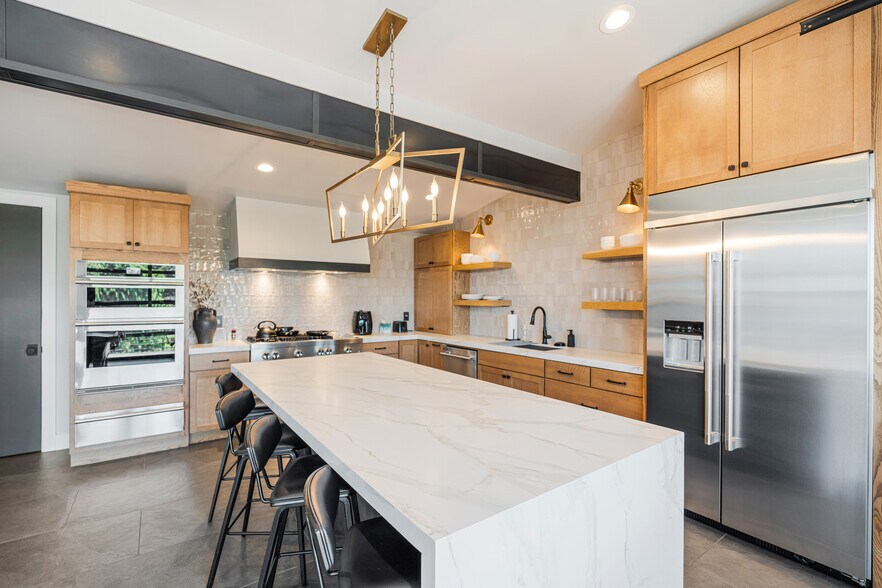 More Photos Of 565 SW Tamarack Ct, Redmond Warehouse For Lease