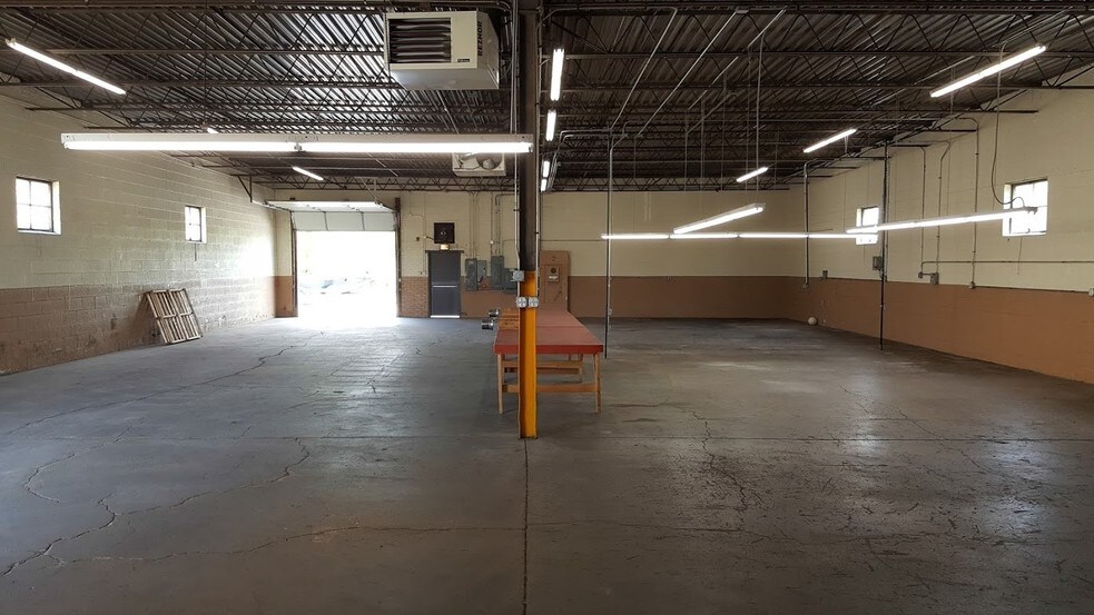 More Photos Of 1390 Louis Ave, Elk Grove Village Warehouse For Sale