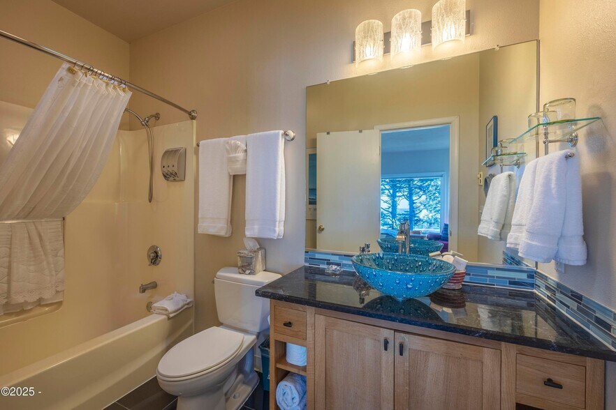 More Photos Of 4925 NW Woody Way, Newport Specialty For Sale