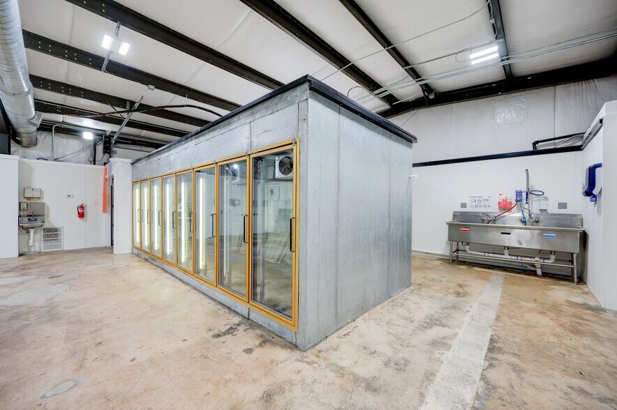More Photos Of 1301 & 1307 Main St, Blanco Light Distribution For Sale