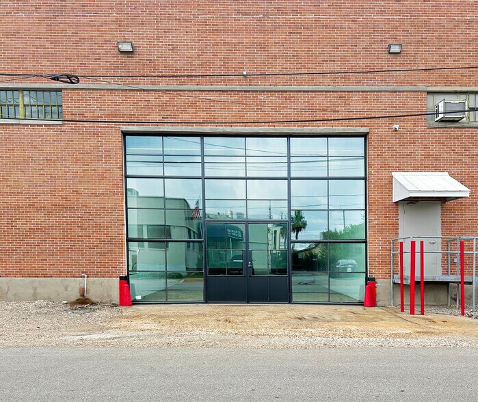 More Photos Of 1824 Spring St, Houston Showroom For Lease