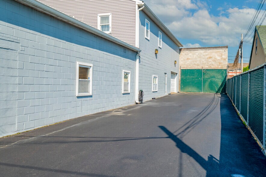 More Photos Of 101 N Gray Ave, Wilmington Medical For Sale