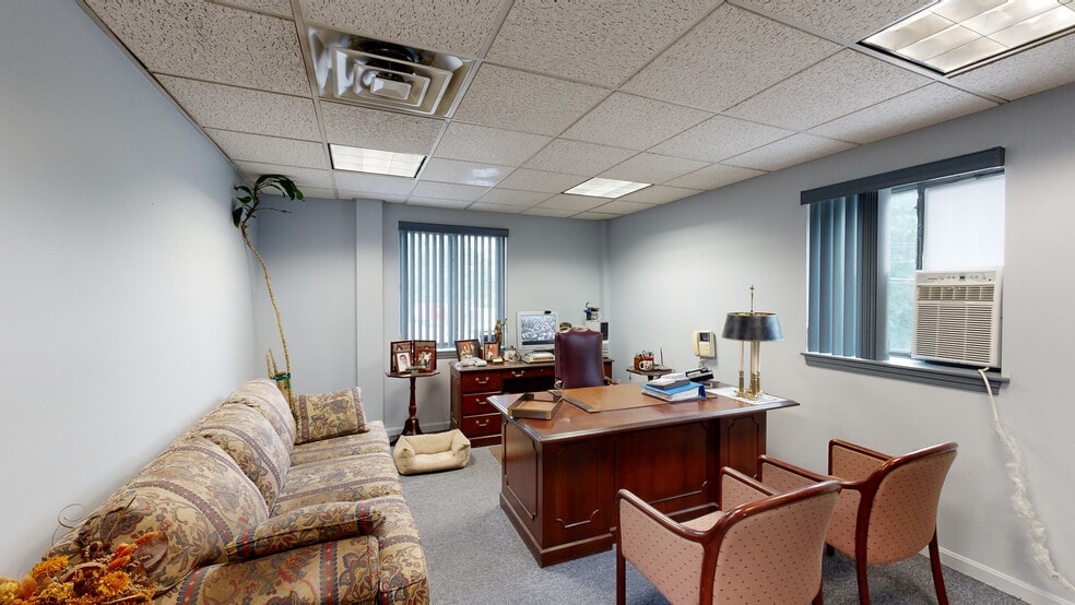 More Photos Of 16 Bourbon St, Peabody Office For Sale