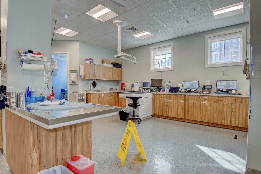 More Photos Of 9650 Shore Dr, Norfolk Veterinarian Kennel For Sale