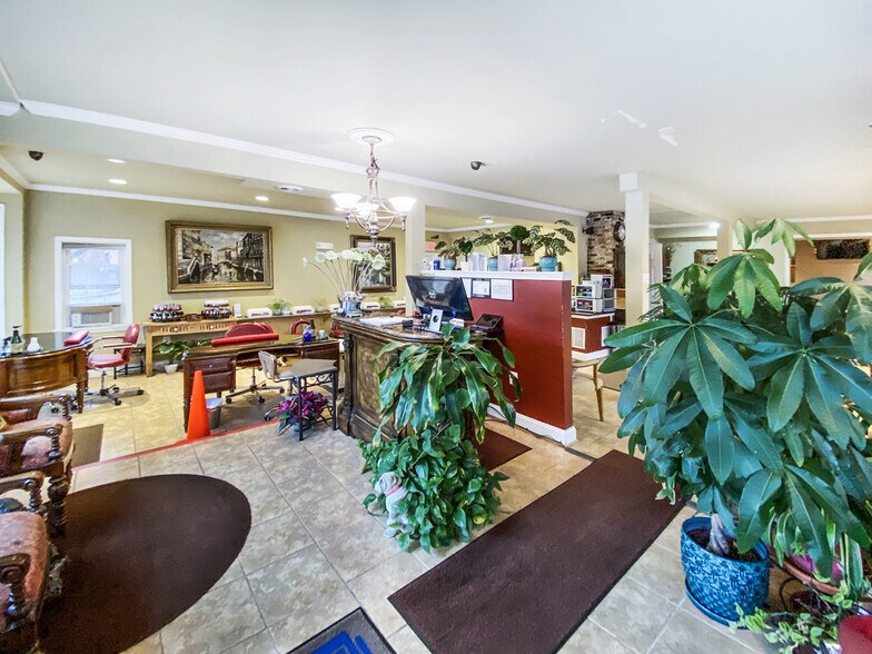 More Photos Of 108 Church St NE, Vienna Freestanding For Sale