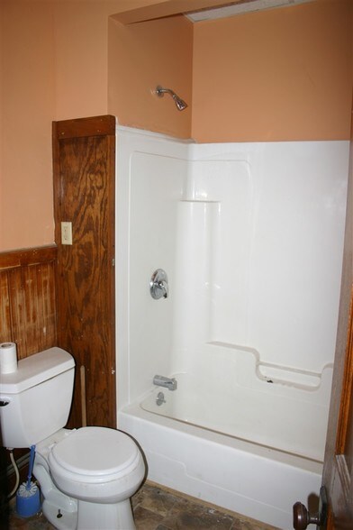 More Photos Of 42 Central St, Newport Flex For Lease