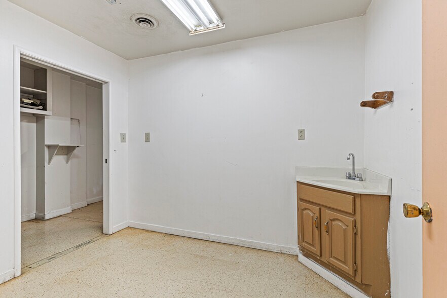 More Photos Of 245 N 7th St, Williams Light Distribution For Sale