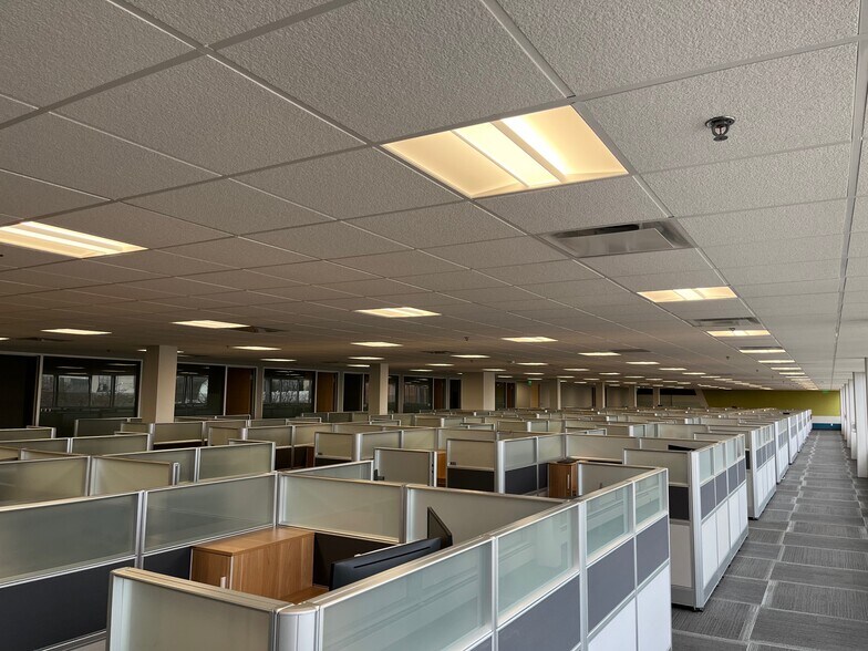 More Photos Of 3155 W Big Beaver Rd, Troy Office For Sale