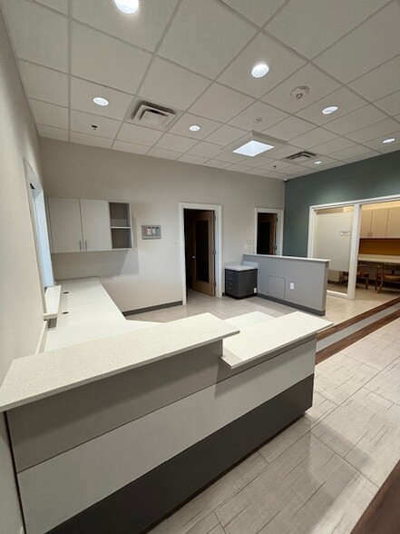 More Photos Of 801 E Debbie Ln, Mansfield Medical For Lease