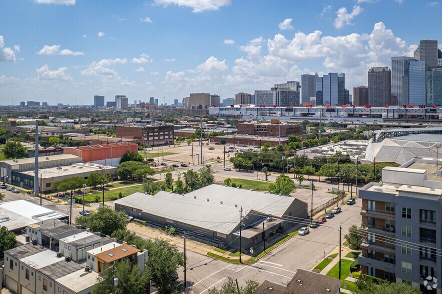 More Photos Of 815 Emancipation Ave, Houston Industrial For Sale