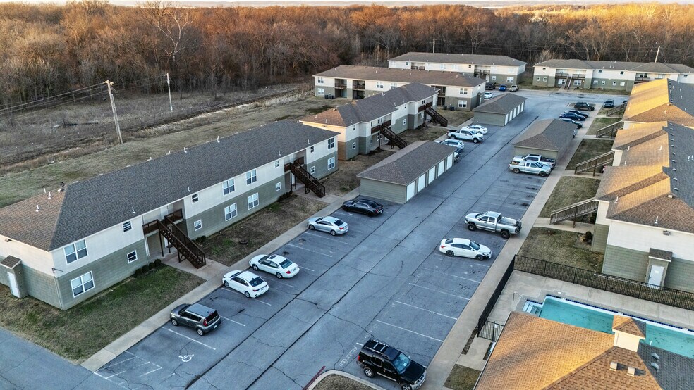 More Photos Of 810 Quail Run Rd, Grove Multifamily For Sale