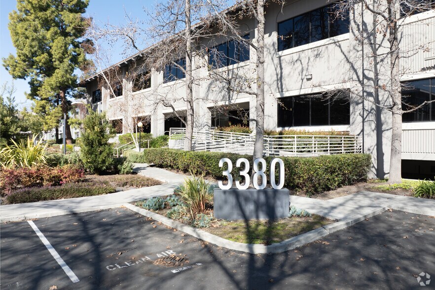 More Photos Of 3380 Central Expy, Santa Clara Flex For Sale