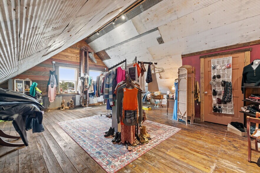 More Photos Of 126 S Main St, Gilman Showroom For Sale