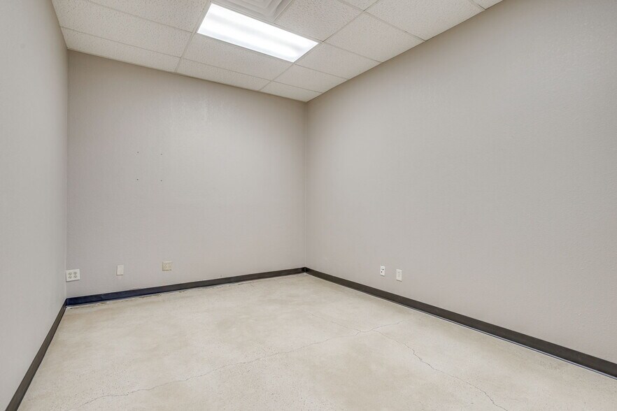 More Photos Of 401 S Jim Wright Fwy, Fort Worth Unknown For Lease
