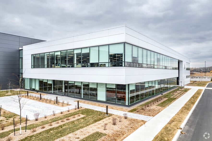 More Photos Of 1500 Ch De Service, Saint-Philippe Distribution For Lease