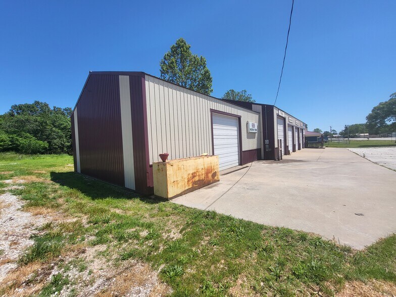 More Photos Of 569 W Valley St, Granby Auto Repair For Lease
