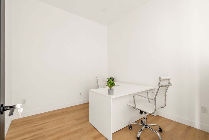 More Photos Of 17826 Chatsworth St, Granada Hills Storefront For Sale