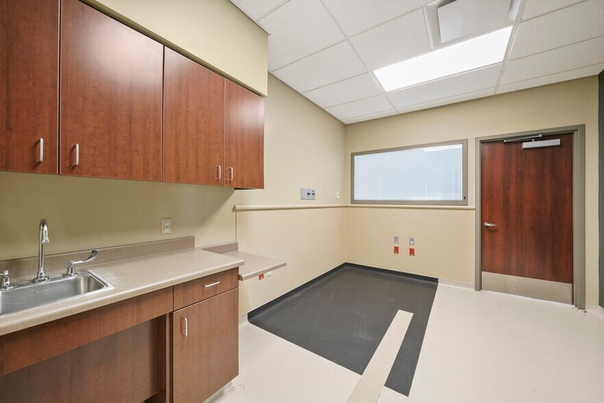 More Photos Of 27126 Northwest Fwy, Cypress Freestanding For Lease