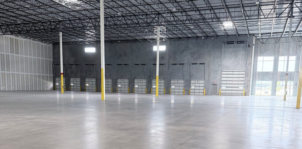 More Photos Of 3040 Shelby Industrial Dr, Apopka Distribution For Lease