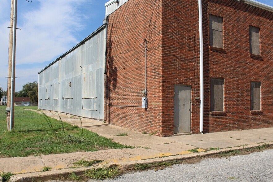 More Photos Of 1871 Elm, Waynoka Sports And Entertainment For Sale