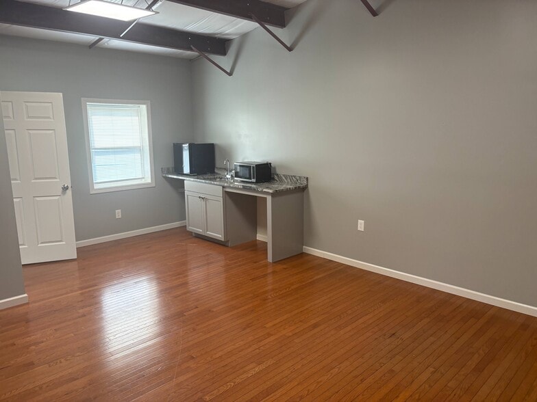 More Photos Of 324 Alumni Rd, Newington Warehouse For Lease