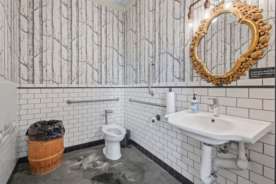 More Photos Of 2500 W Chicago Ave, Chicago Storefront For Lease