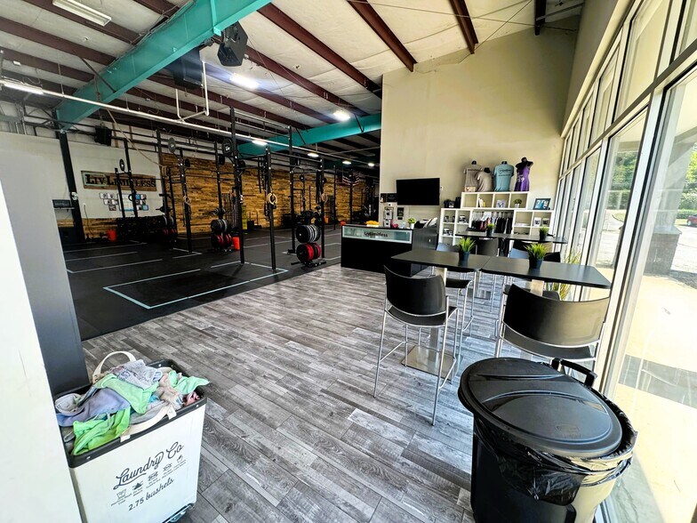 More Photos Of 6949 Stage Rd, Memphis Freestanding For Sale