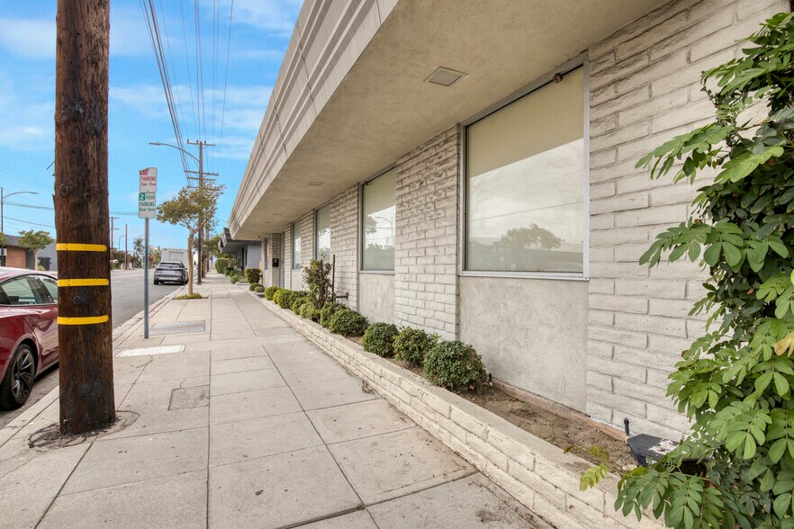 More Photos Of 3401 Winona Ave, Burbank Warehouse For Sale