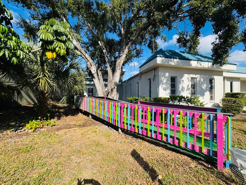 More Photos Of 4509 Bee Ridge Rd, Sarasota Medical For Sale