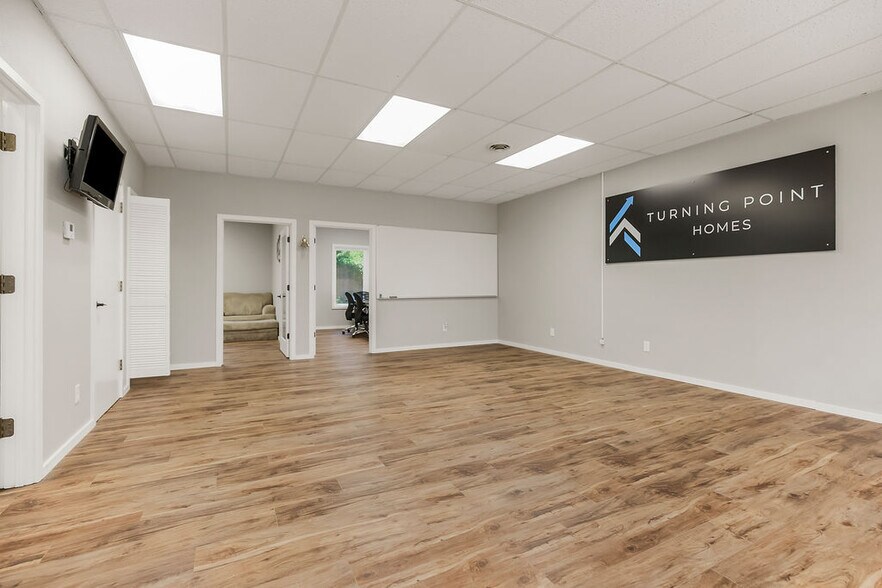 More Photos Of 1924 NW Copper Oaks Cir, Blue Springs Medical For Sale