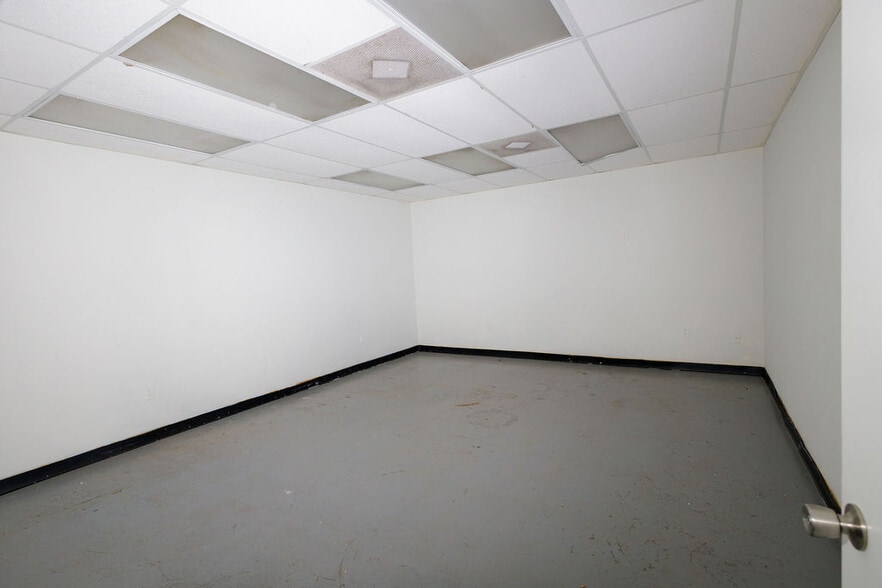 More Photos Of 2520 Hansrob Rd, Orlando Light Manufacturing For Lease