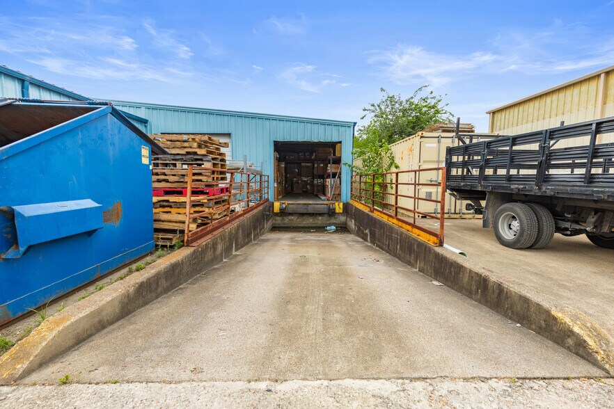 More Photos Of 705 Cedar Bayou Rd, Baytown General Retail For Lease